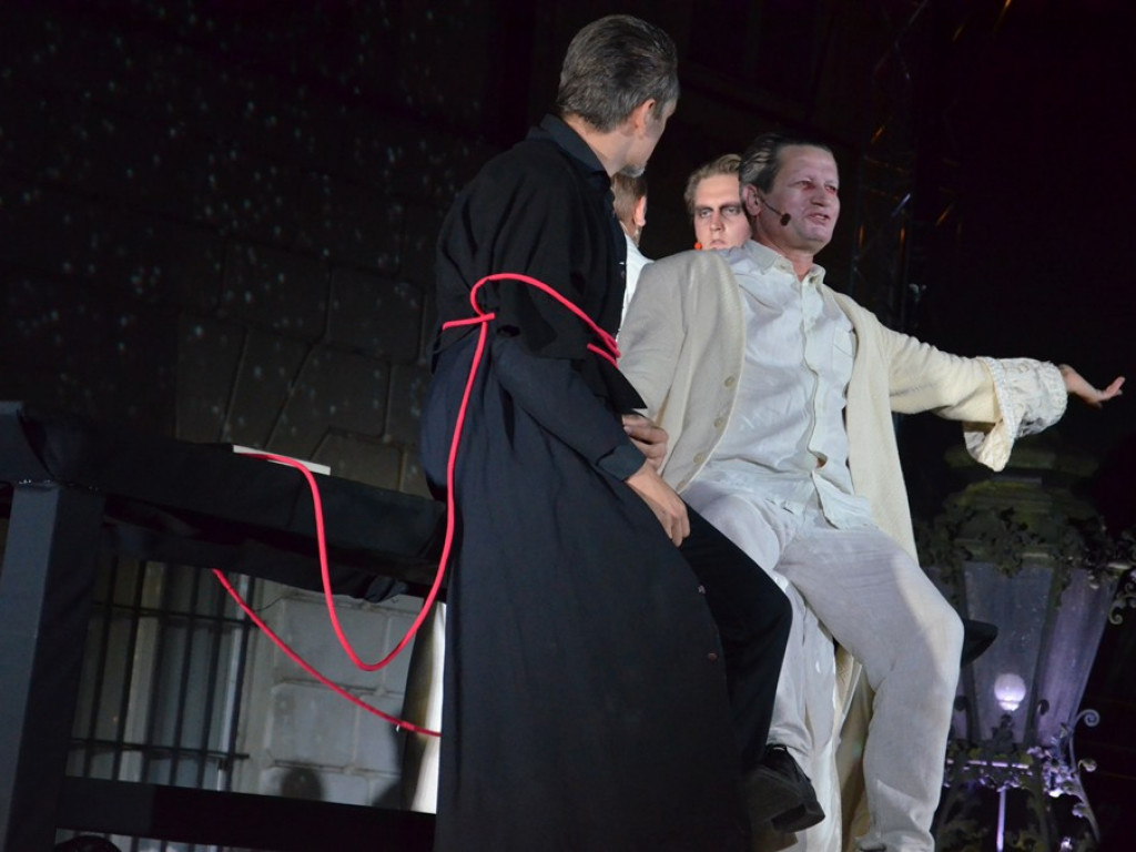 Mroczny dramat przyciągnął tłumy do Nieborowa