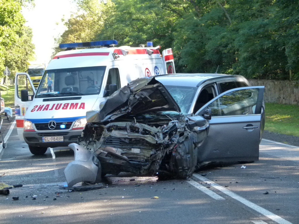 Czołowe zderzenie busa z osobówką w Bratoszewicach. 8 osób rannych