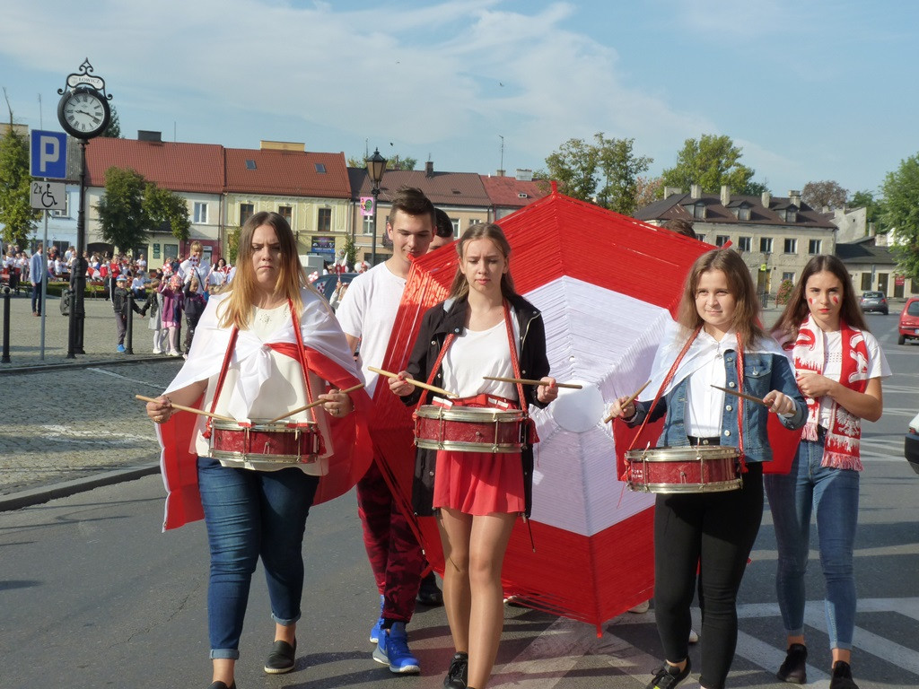 Niepodległościowy korowód przeszedł ulicami Łowicza