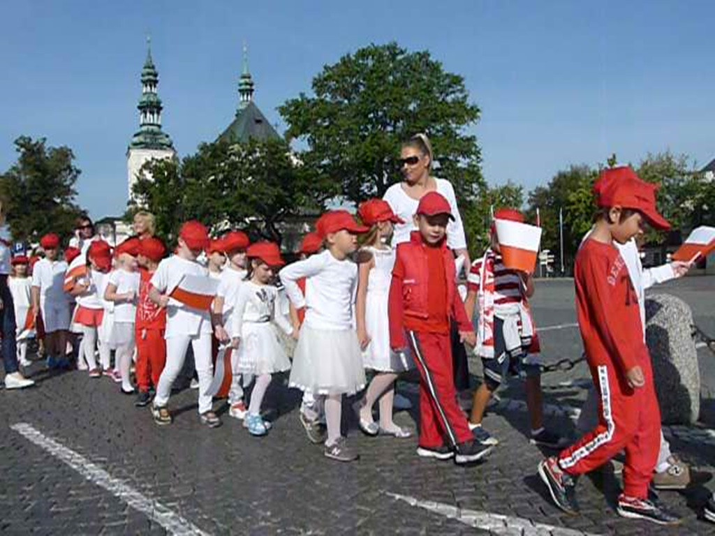 Niepodległościowy korowód przeszedł ulicami Łowicza