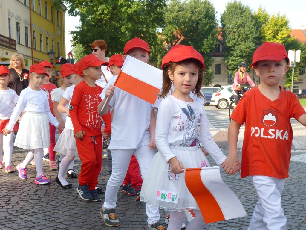 Niepodległościowy korowód przeszedł ulicami Łowicza