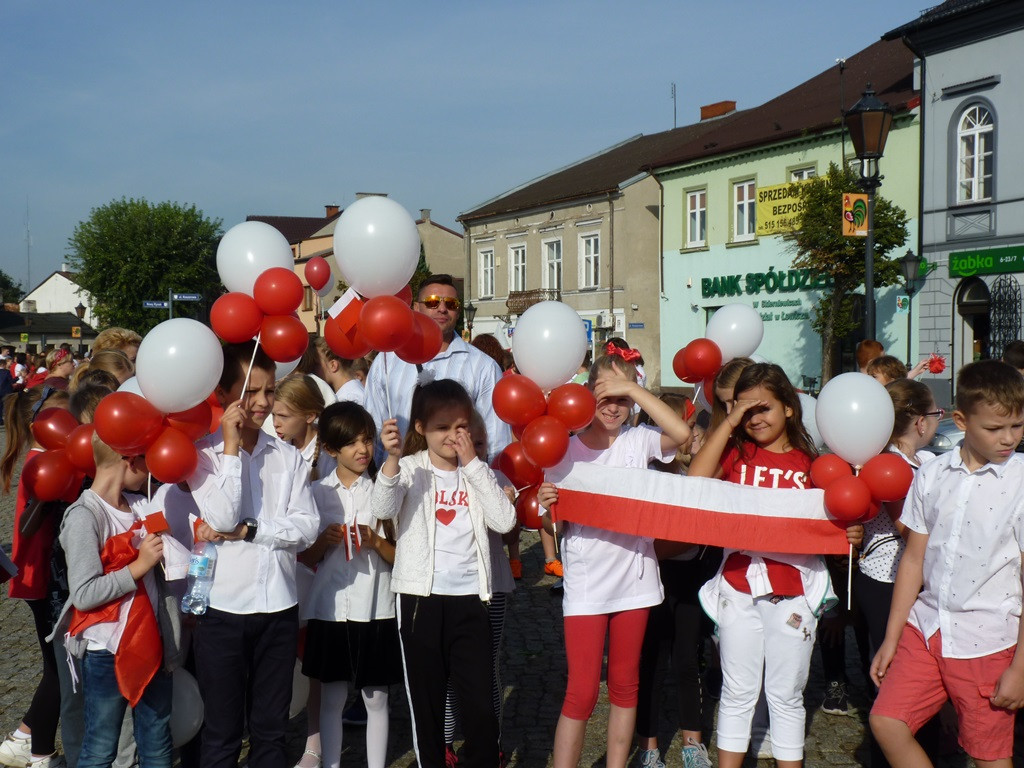 Niepodległościowy korowód przeszedł ulicami Łowicza