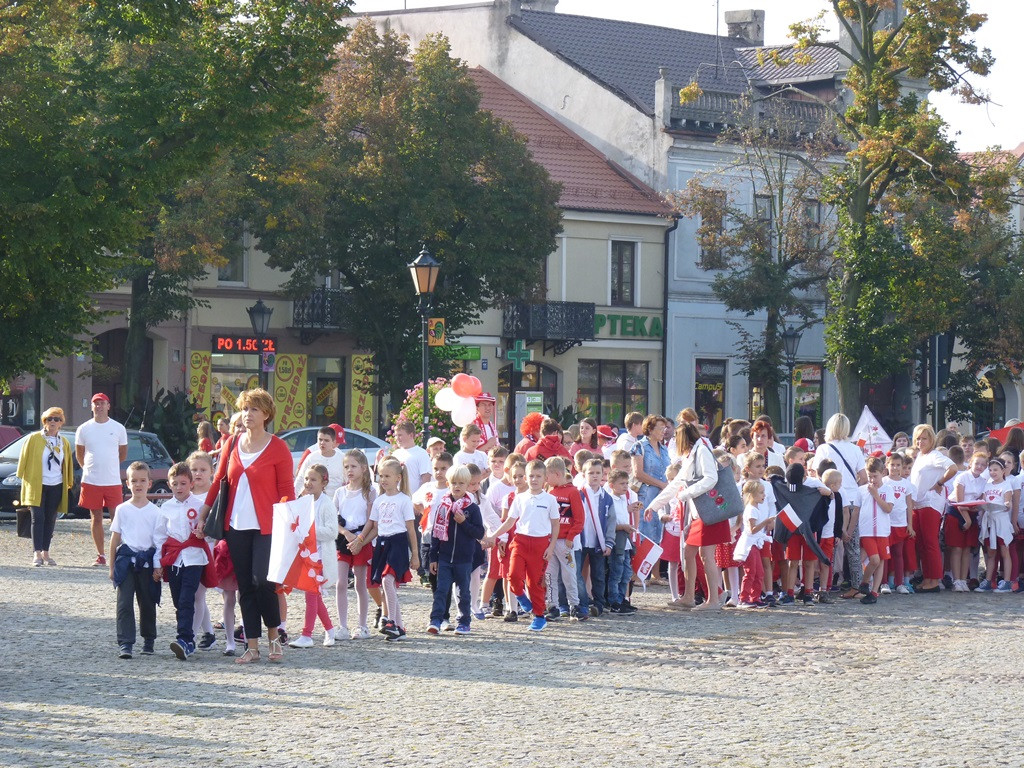 Niepodległościowy korowód przeszedł ulicami Łowicza