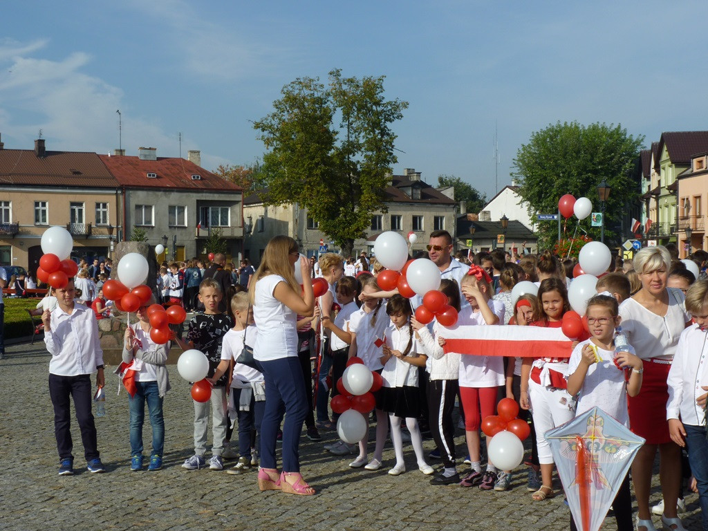 Niepodległościowy korowód przeszedł ulicami Łowicza