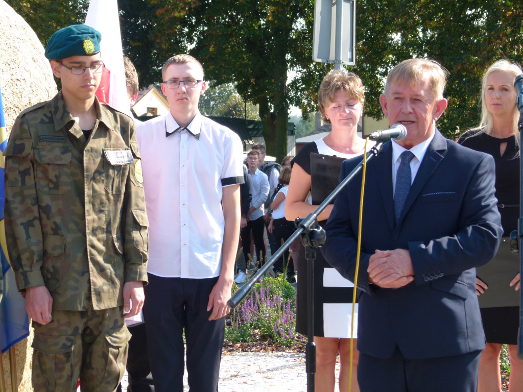 Odsłonięcie obelisku im. ks. I. Radziszewskiego w Bratoszewicach
