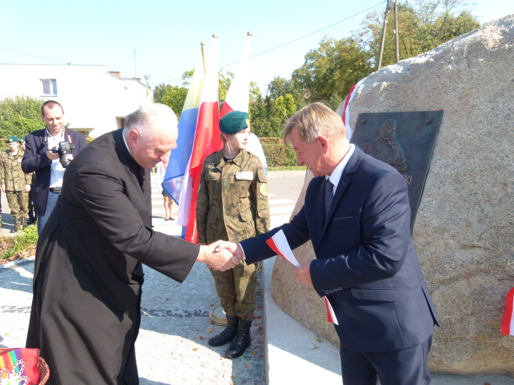 Odsłonięcie obelisku im. ks. I. Radziszewskiego w Bratoszewicach
