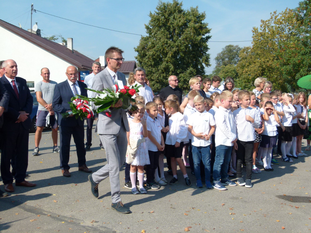 Odsłonięcie obelisku im. ks. I. Radziszewskiego w Bratoszewicach