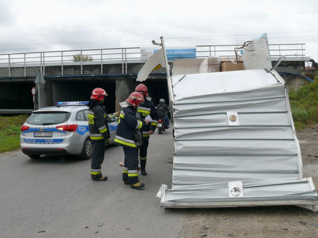 Wbił się pod wiadukt i stracił dach