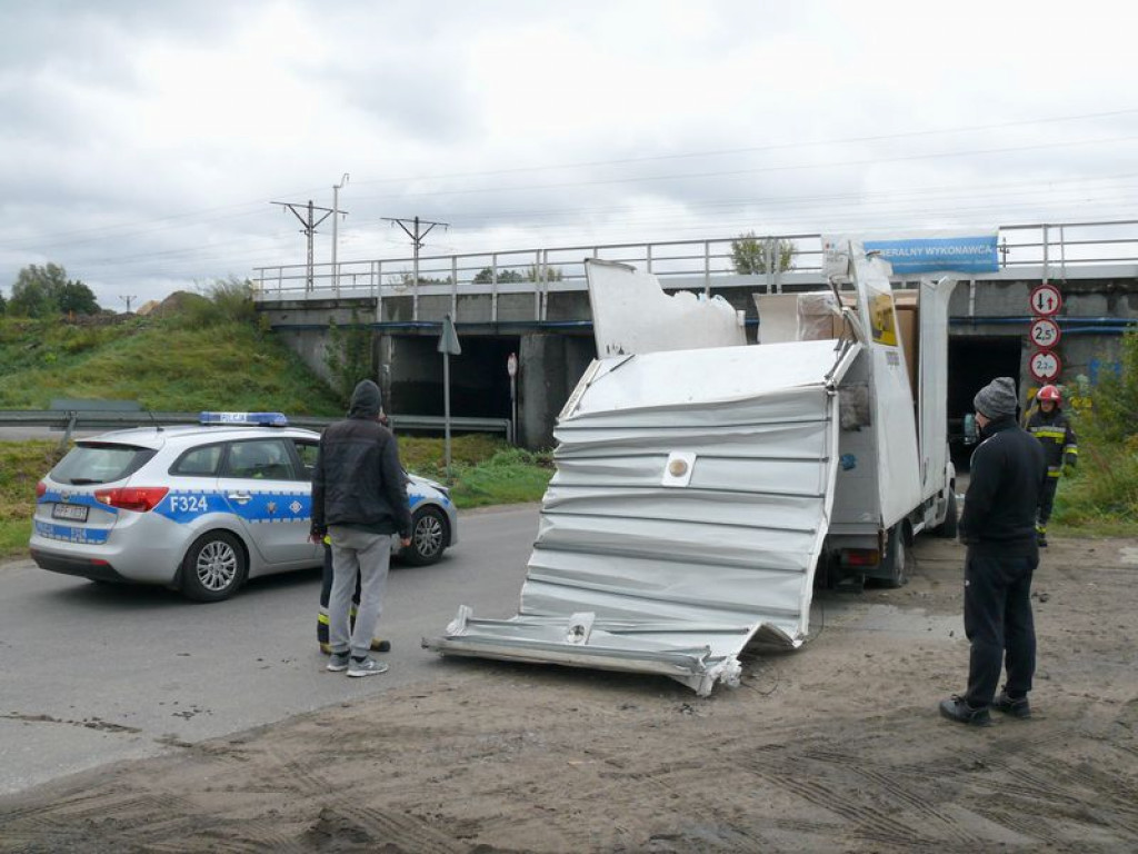 Wbił się pod wiadukt i stracił dach