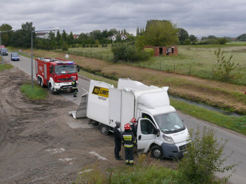 Wbił się pod wiadukt i stracił dach