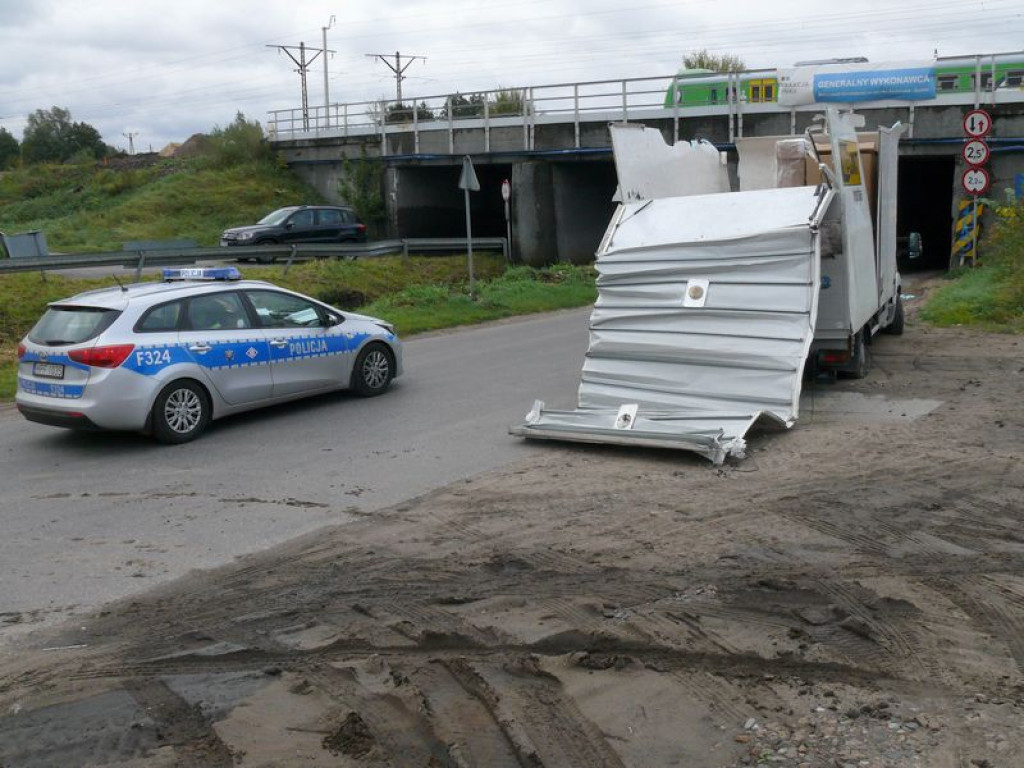 Wbił się pod wiadukt i stracił dach