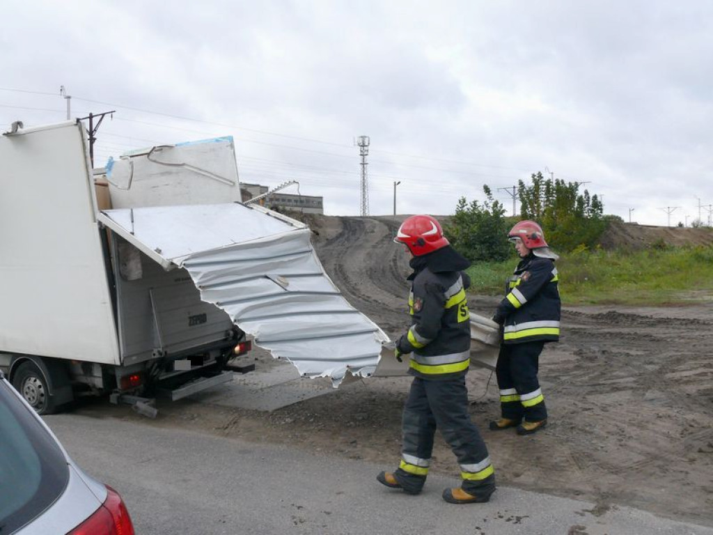 Wbił się pod wiadukt i stracił dach