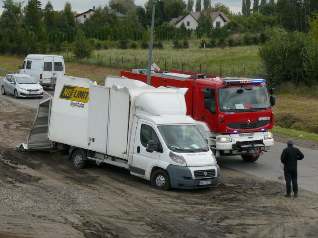 Wbił się pod wiadukt i stracił dach