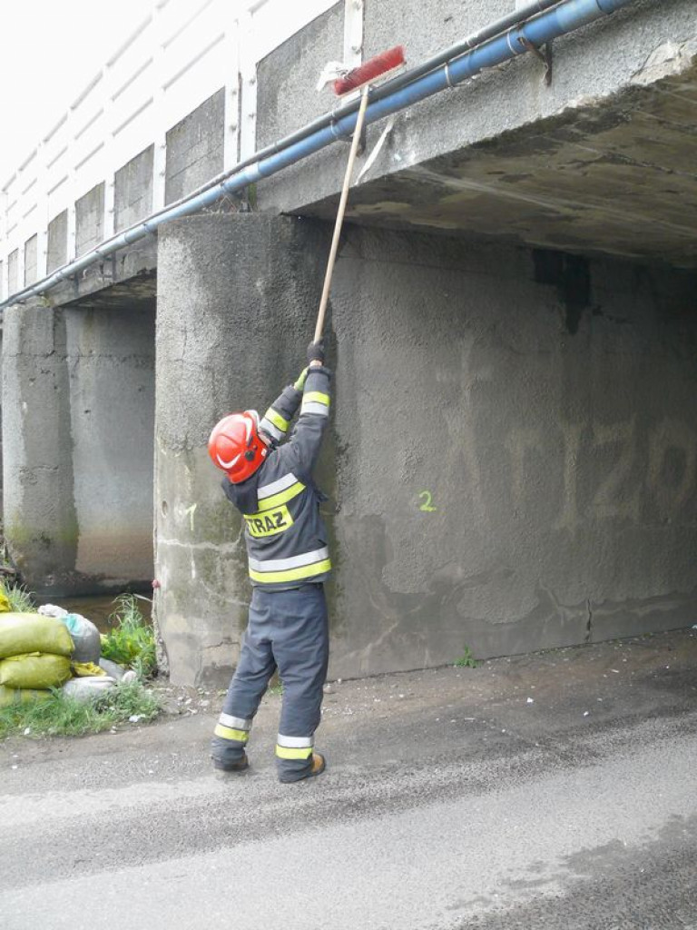 Wbił się pod wiadukt i stracił dach