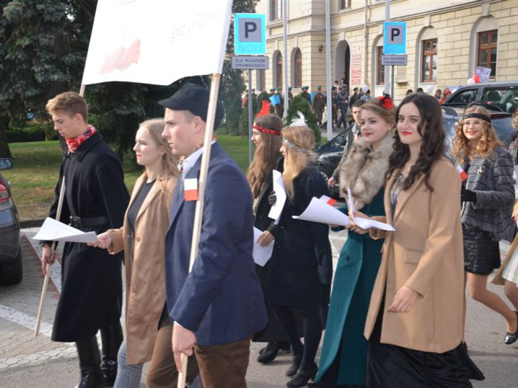 Niepodległościowy happening łowickich szkół średnich