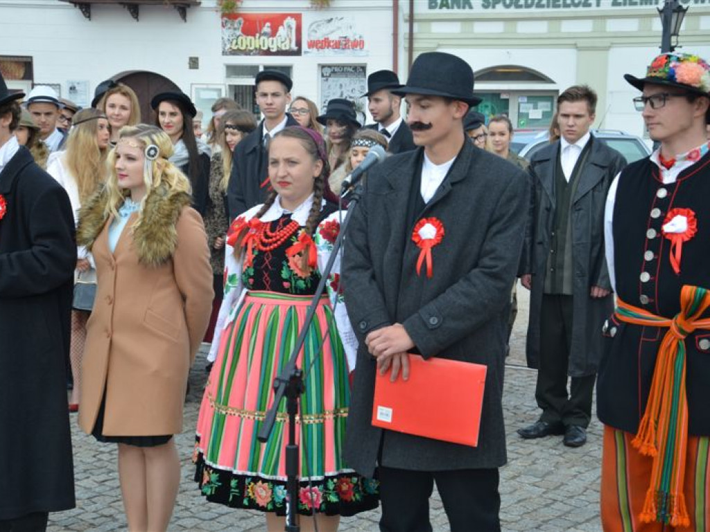 Niepodległościowy happening łowickich szkół średnich