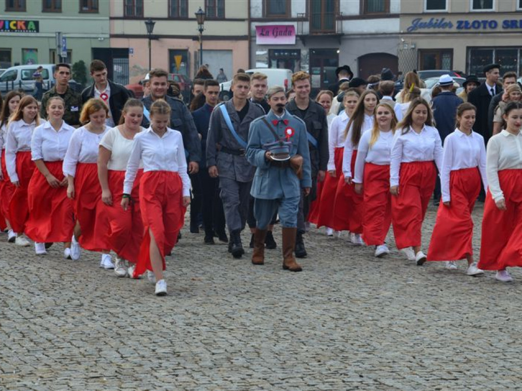 Niepodległościowy happening łowickich szkół średnich