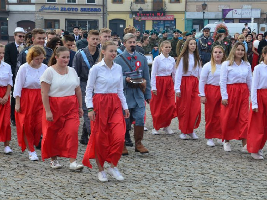 Niepodległościowy happening łowickich szkół średnich