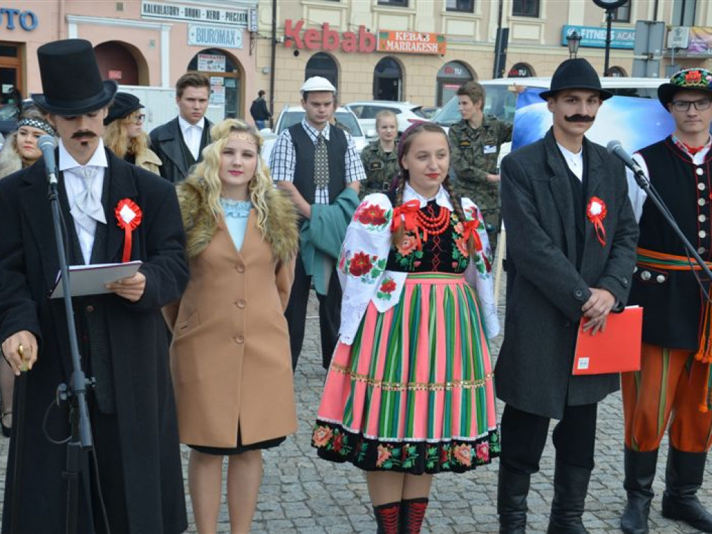 Niepodległościowy happening łowickich szkół średnich