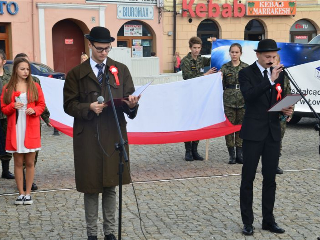 Niepodległościowy happening łowickich szkół średnich