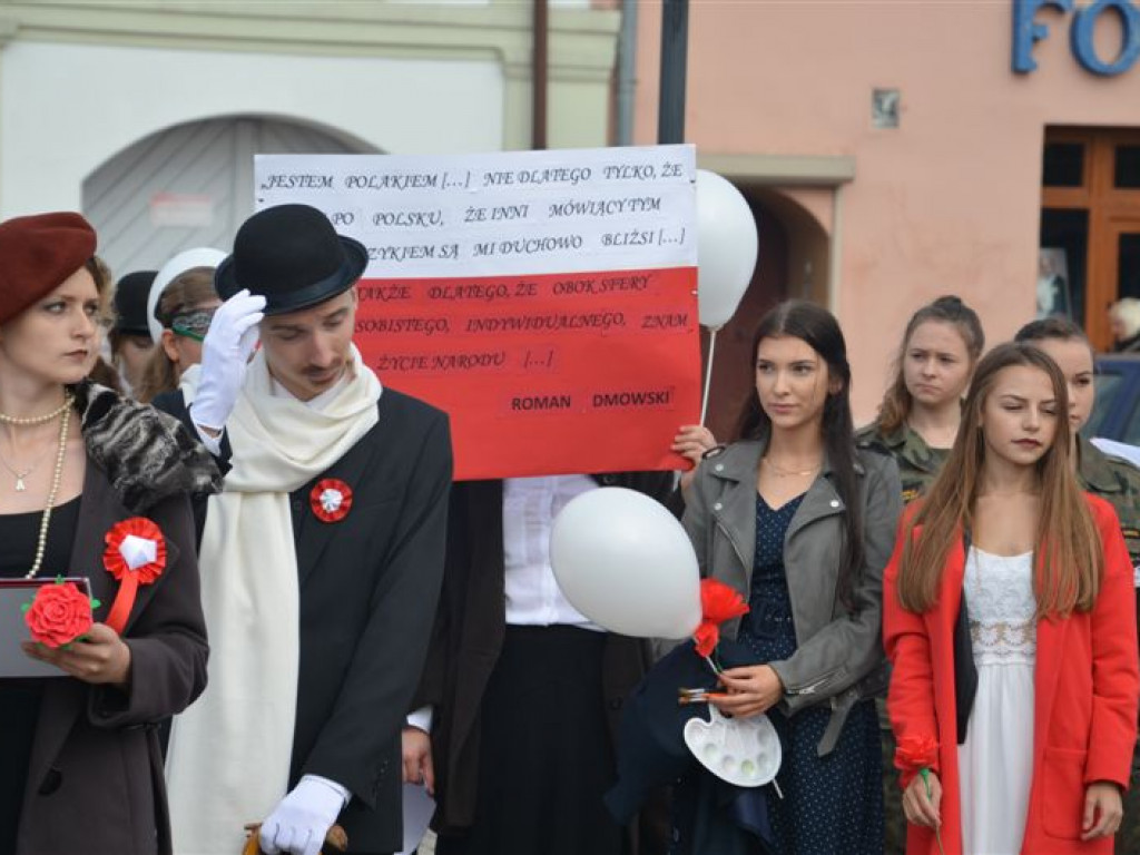 Niepodległościowy happening łowickich szkół średnich