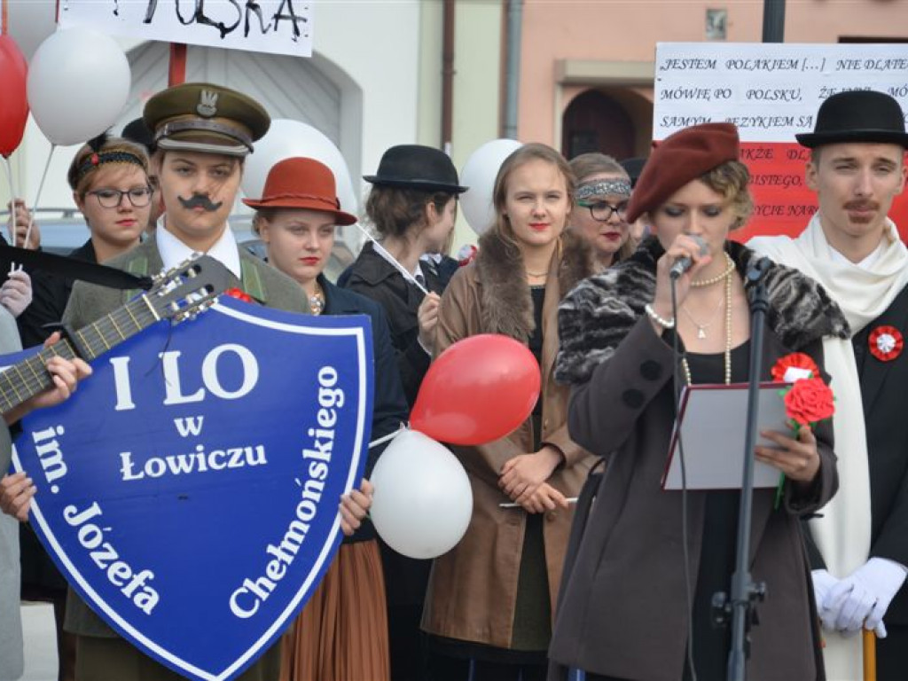 Niepodległościowy happening łowickich szkół średnich