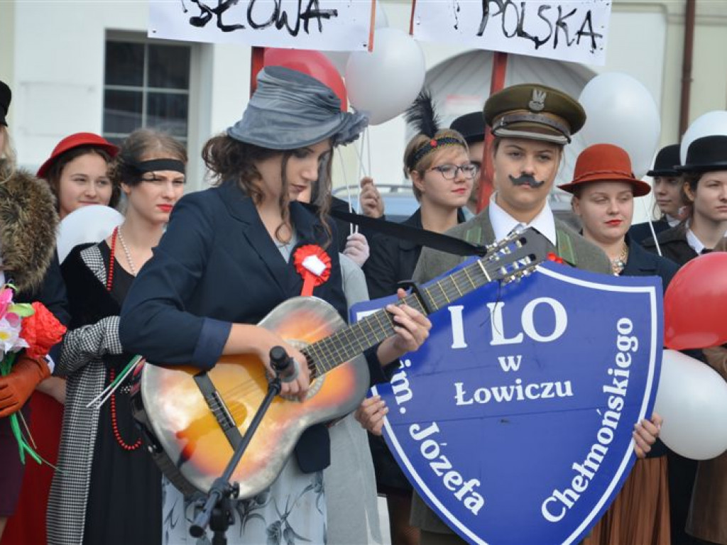 Niepodległościowy happening łowickich szkół średnich