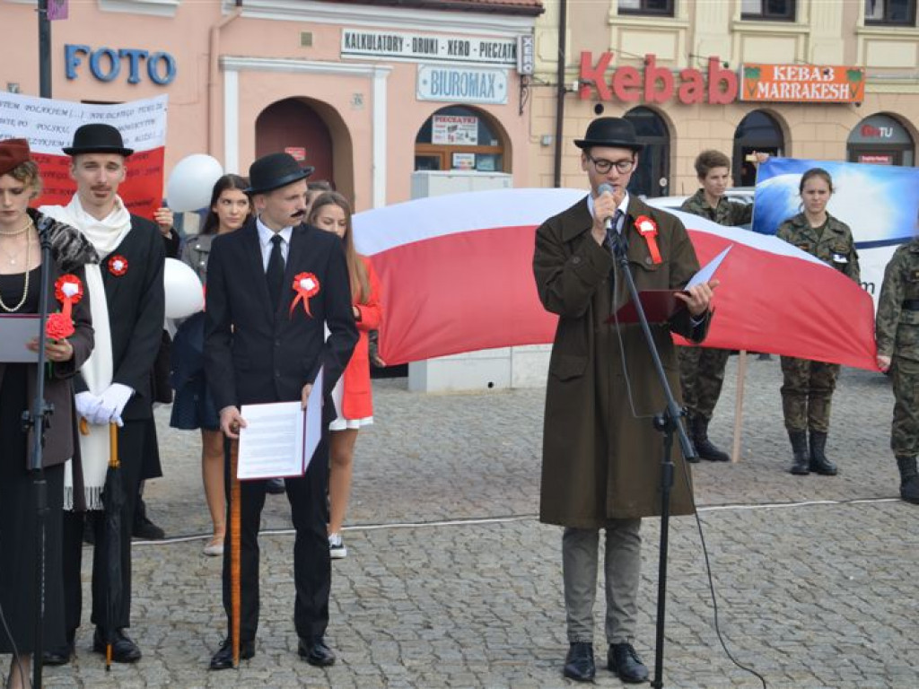 Niepodległościowy happening łowickich szkół średnich