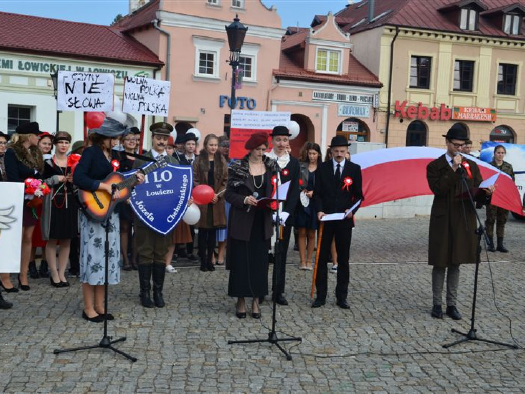Niepodległościowy happening łowickich szkół średnich
