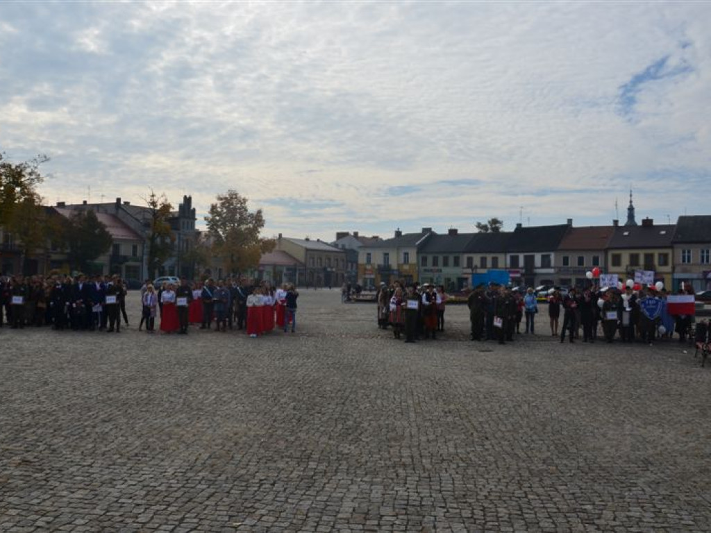 Niepodległościowy happening łowickich szkół średnich