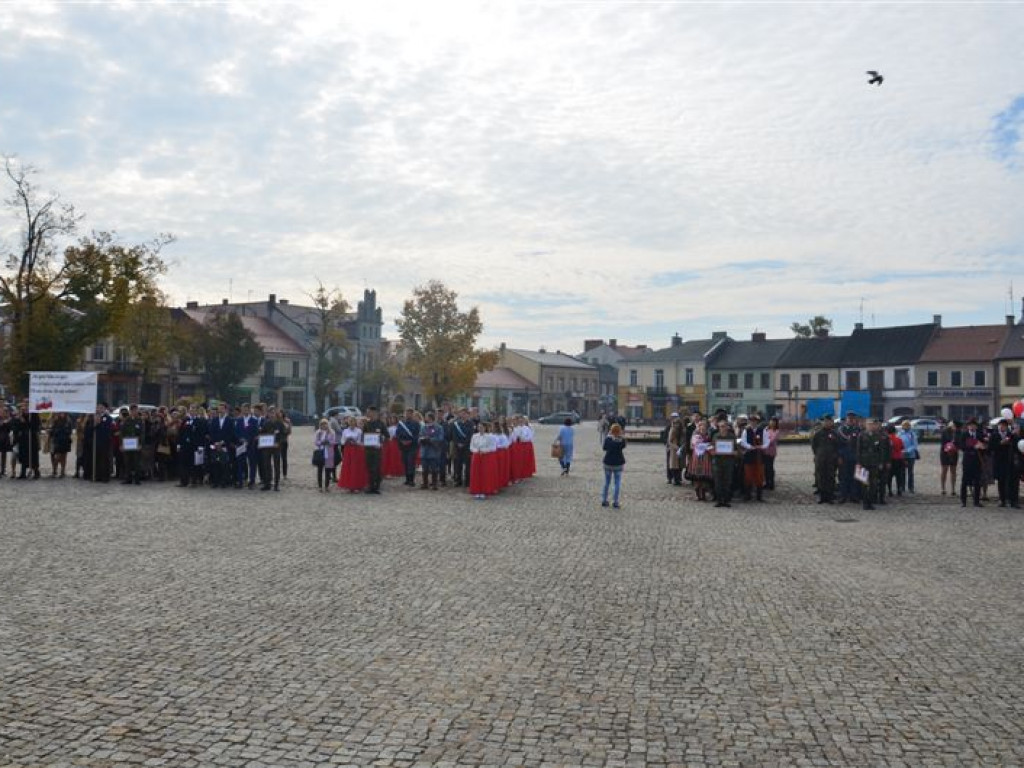 Niepodległościowy happening łowickich szkół średnich