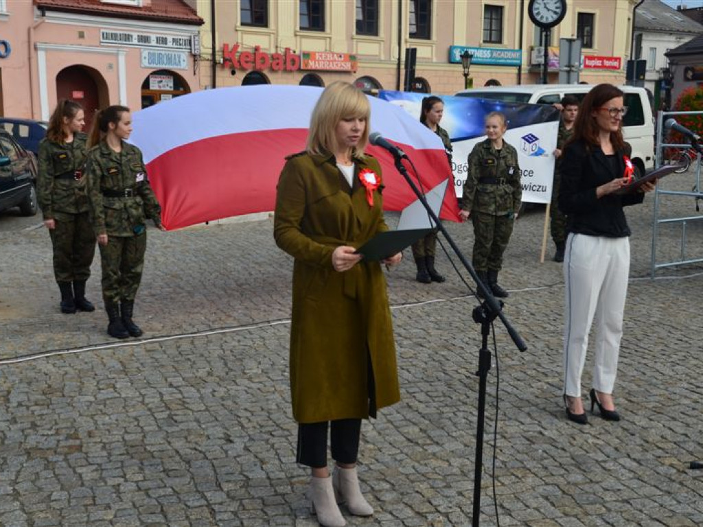 Niepodległościowy happening łowickich szkół średnich