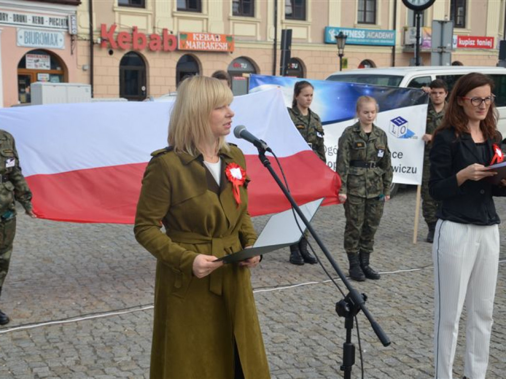 Niepodległościowy happening łowickich szkół średnich