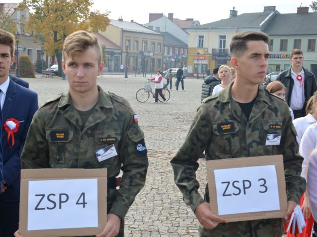 Niepodległościowy happening łowickich szkół średnich