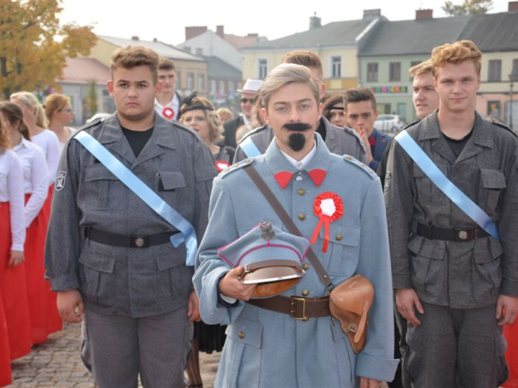 Niepodległościowy happening łowickich szkół średnich