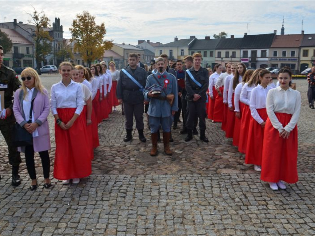 Niepodległościowy happening łowickich szkół średnich