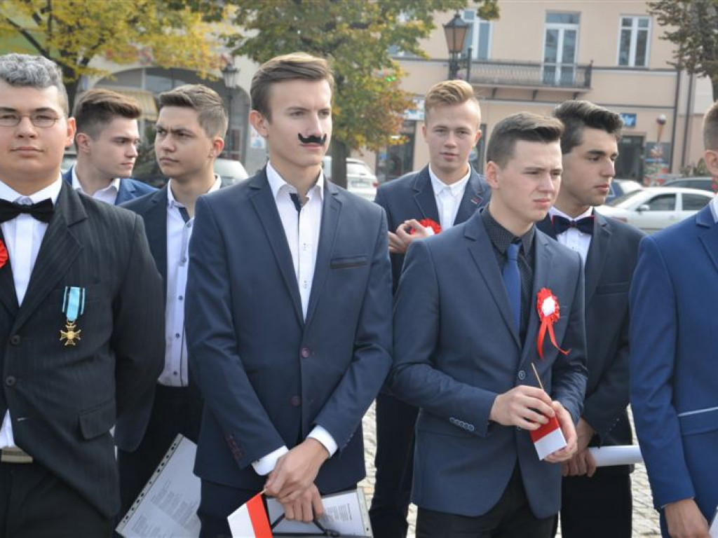 Niepodległościowy happening łowickich szkół średnich