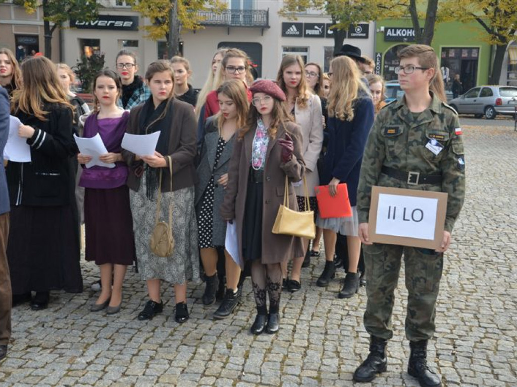 Niepodległościowy happening łowickich szkół średnich
