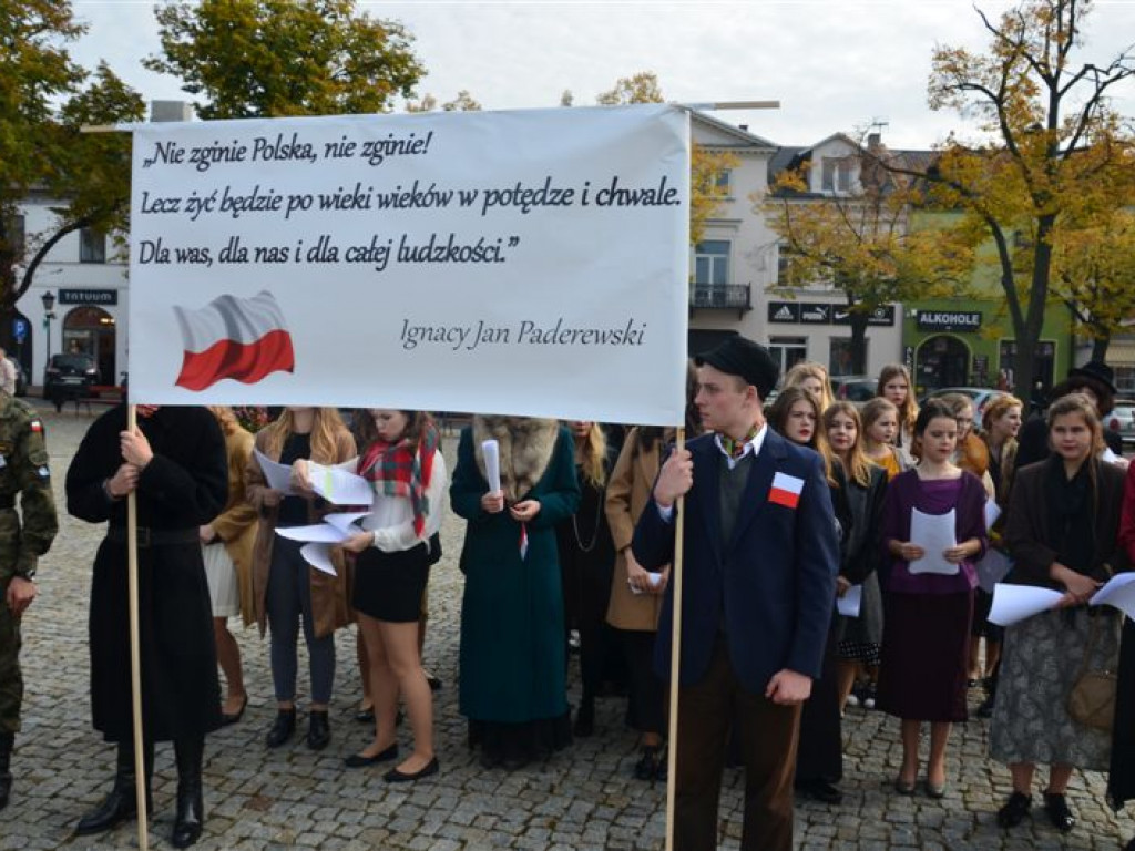 Niepodległościowy happening łowickich szkół średnich