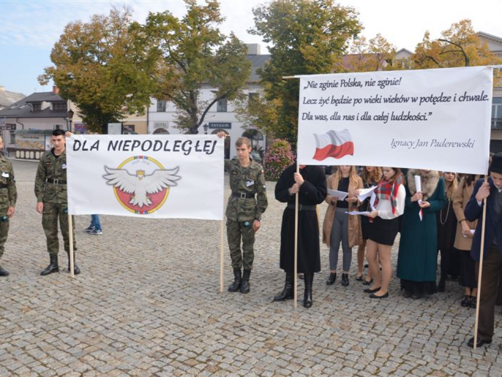 Niepodległościowy happening łowickich szkół średnich