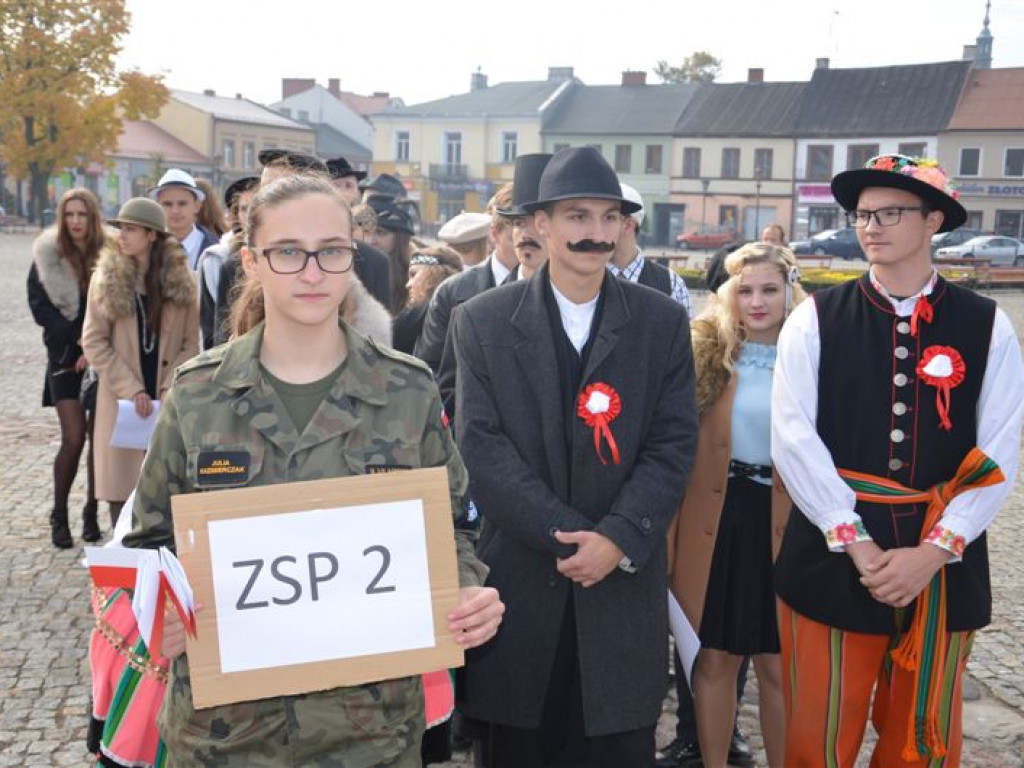 Niepodległościowy happening łowickich szkół średnich