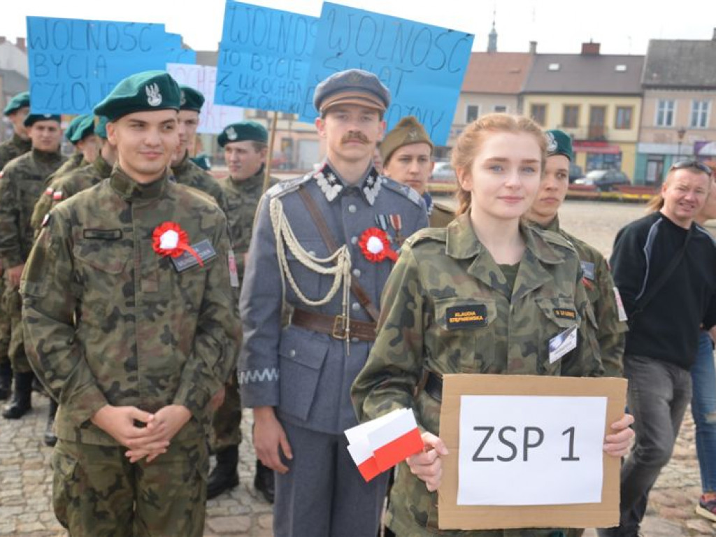 Niepodległościowy happening łowickich szkół średnich