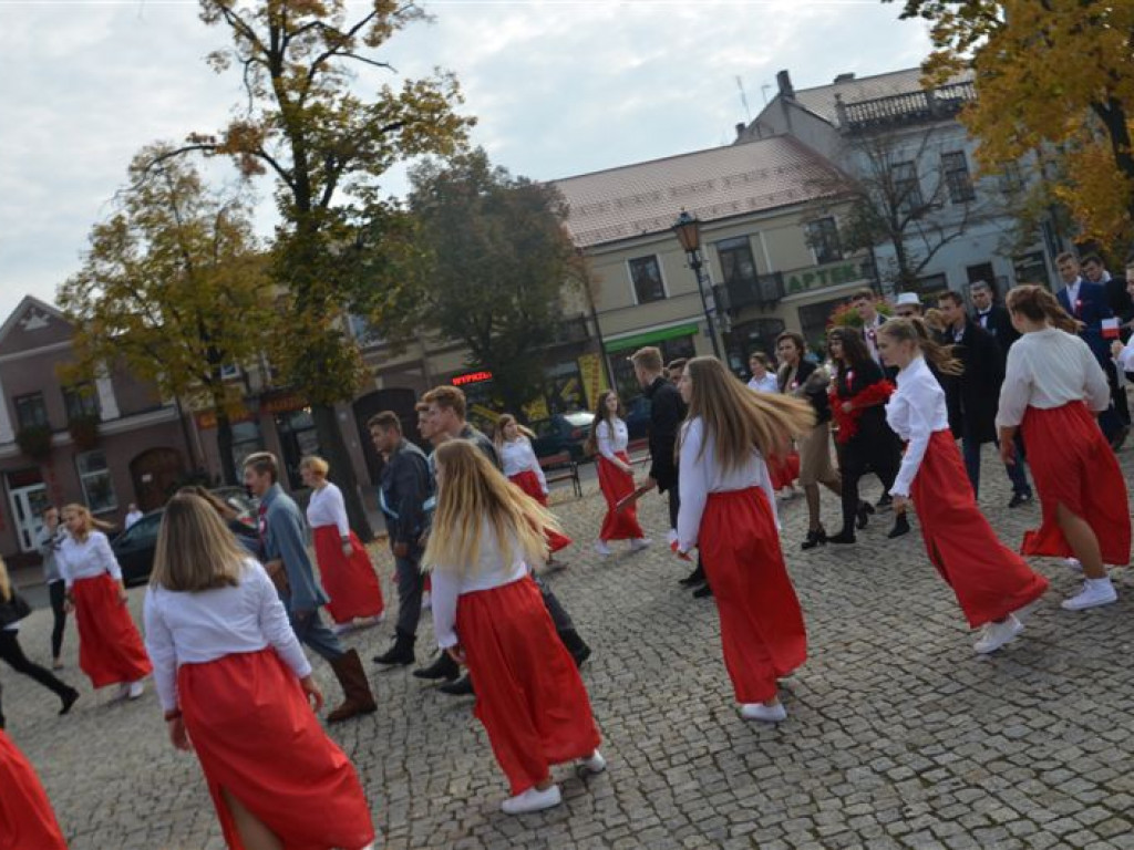 Niepodległościowy happening łowickich szkół średnich