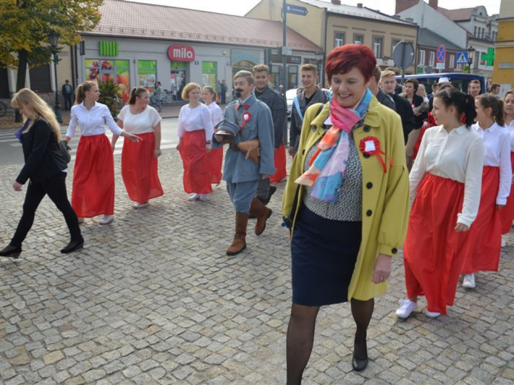 Niepodległościowy happening łowickich szkół średnich