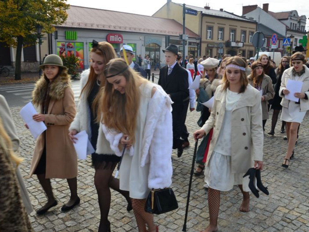 Niepodległościowy happening łowickich szkół średnich