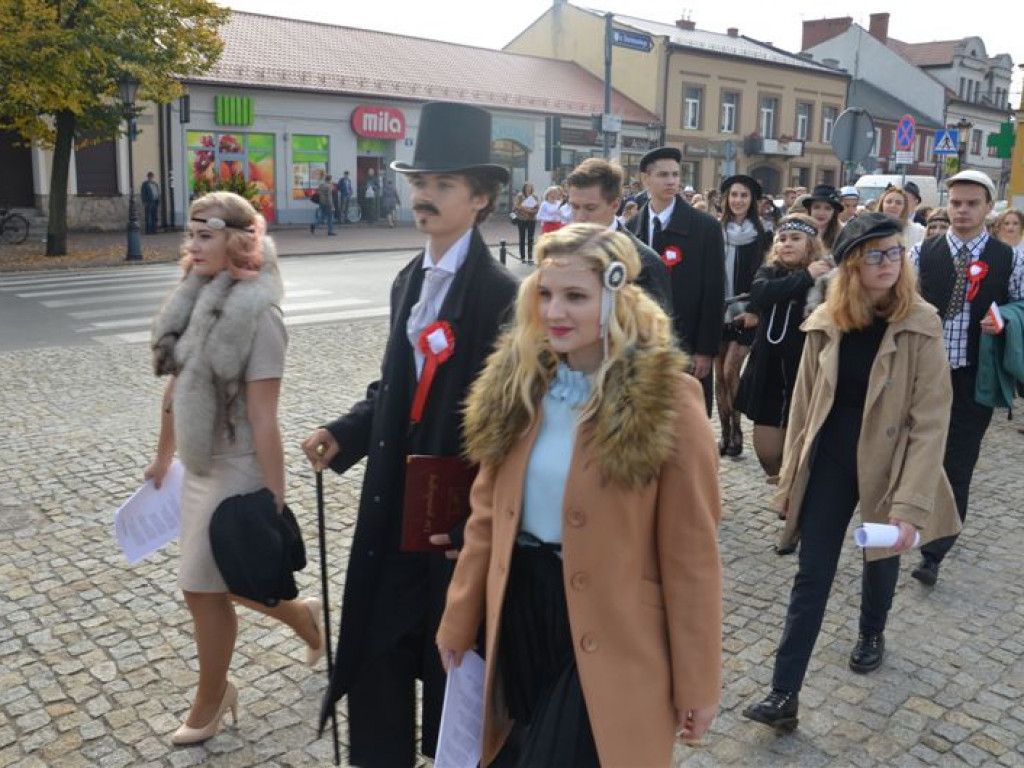 Niepodległościowy happening łowickich szkół średnich
