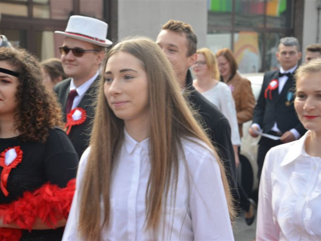 Niepodległościowy happening łowickich szkół średnich
