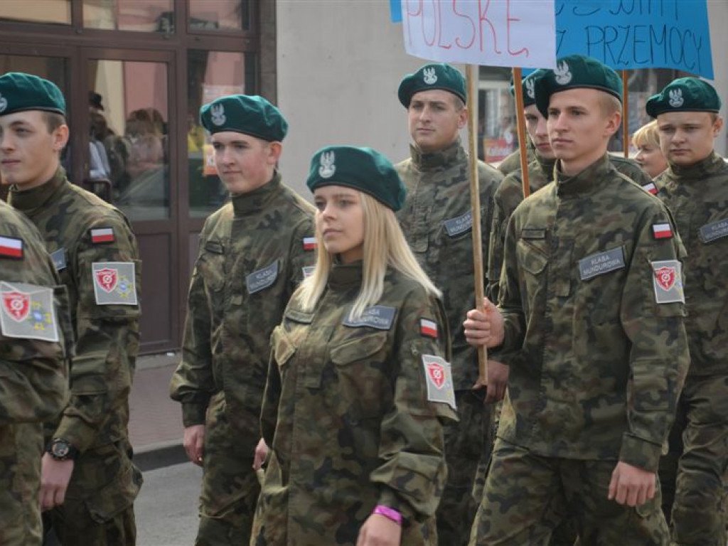 Niepodległościowy happening łowickich szkół średnich