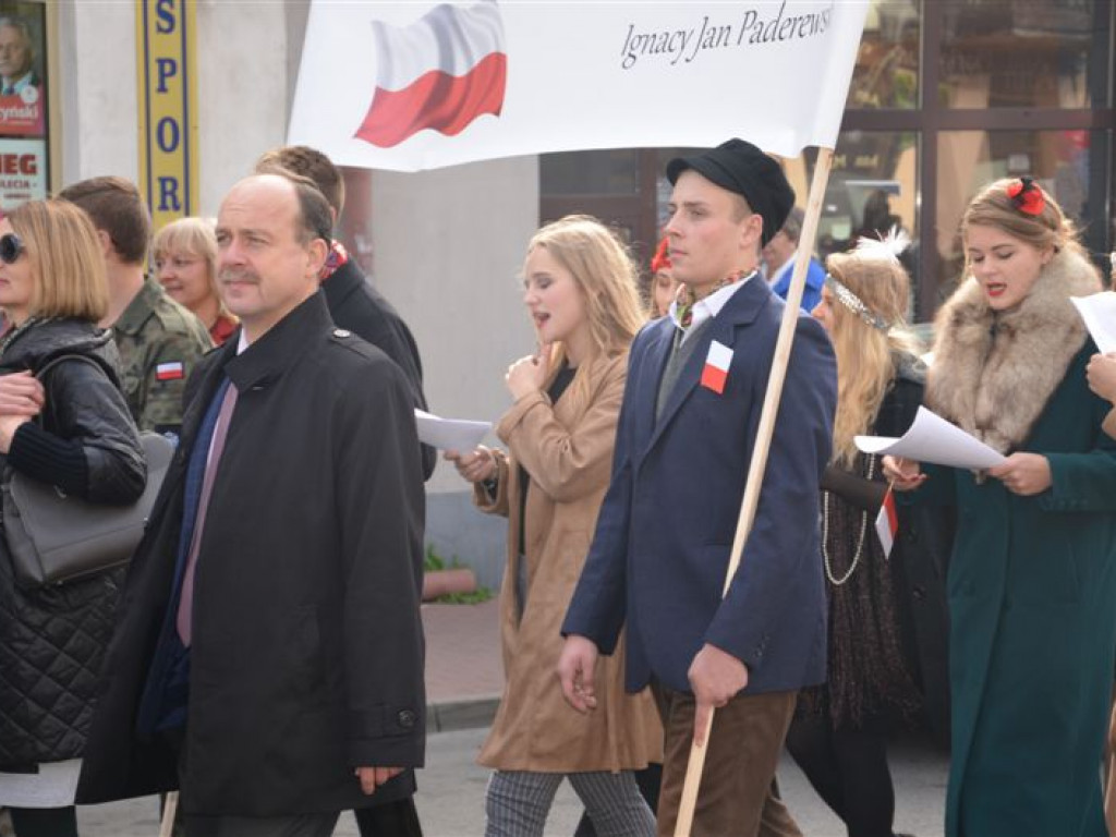 Niepodległościowy happening łowickich szkół średnich