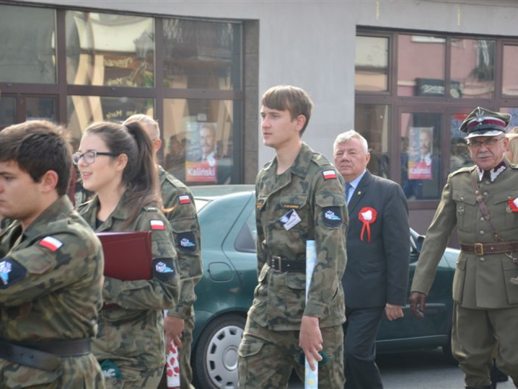 Niepodległościowy happening łowickich szkół średnich